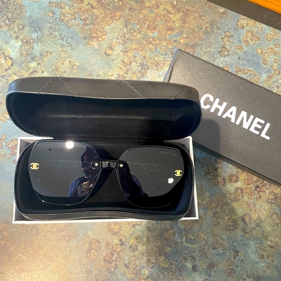 NEW CHANEL SUNGLASSES - Picture 1 of 3